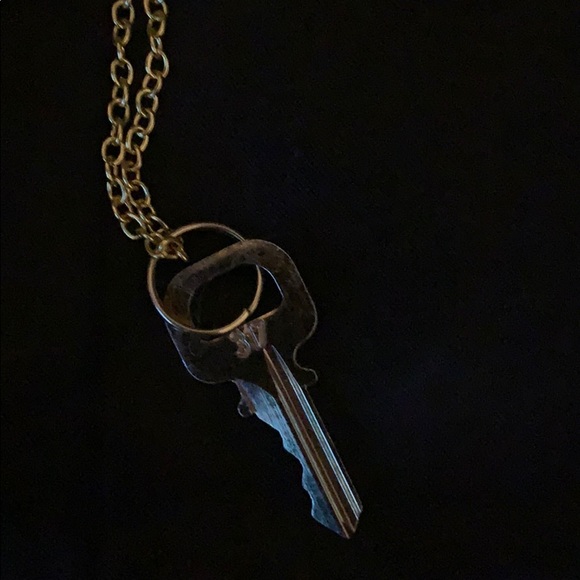 Louis Vuitton key 🔑 on 24” Gold Chain Necklace - Picture 3 of 8